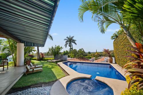 4BR House in Santa Fe Golf Club with Wifi and Pool in Alpuyeca, Mexico
