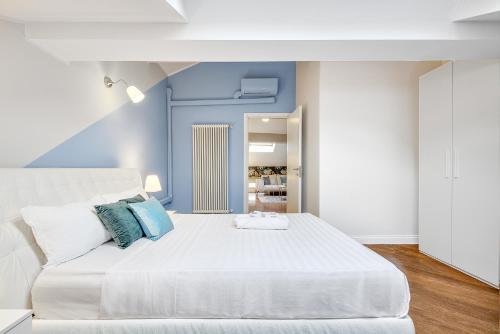 Attic in Como Center + Parking, Комо (фото 5)