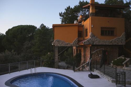 'El Mirador de Sotillo', un Oasis de Confort con Piscina y Jacuzzis