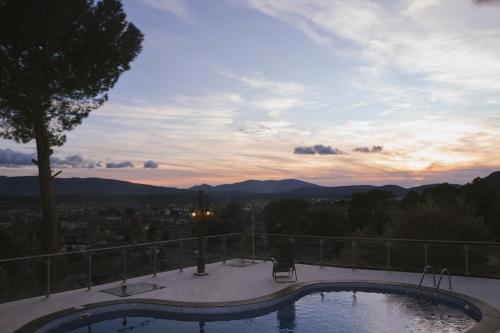 'El Mirador de Sotillo', un Oasis de Confort con Piscina y Jacuzzis