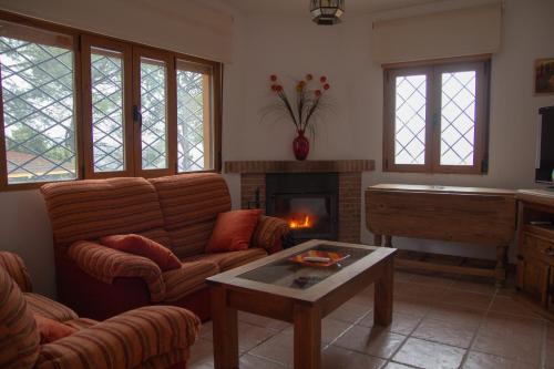 'El Mirador de Sotillo', un Oasis de Confort con Piscina y Jacuzzis