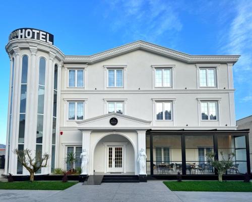 . Reign Hotel