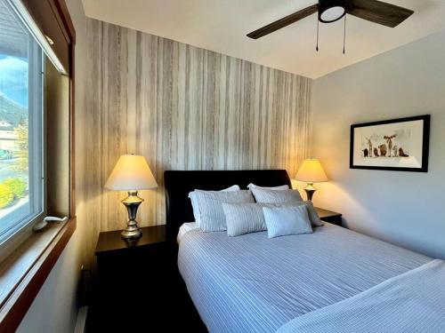 L202 - A Relaxed Vacation- 2BD+2BT, Heated Pool, Hot tubs, Gym, AC, Parkade, Canmore, Alberta