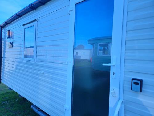 Charming 3-Bed Caravan in Colchester Mersea island