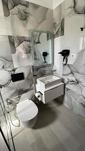 Triple Room with Balcony image 2