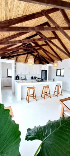 卫浴间, Coral Villa - Beachfront Villa with Private Pool by Karula in 伊尼扬巴内