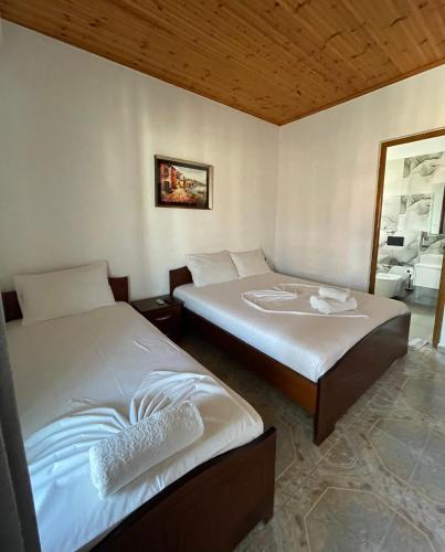 Triple Room with Balcony image 6