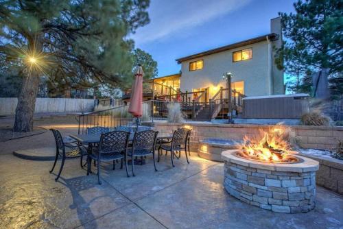 4BR Near USAFA Entertain w Lg Backyard & Hot Tub in Colorado Springs, USA