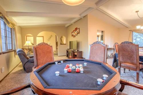 4BR Near USAFA Entertain w Lg Backyard & Hot Tub in Colorado Springs, USA