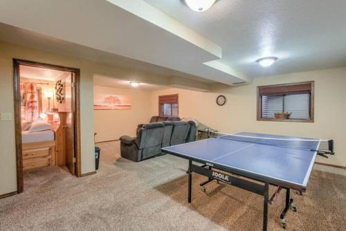4BR Near USAFA Entertain w Lg Backyard & Hot Tub in Colorado Springs, USA