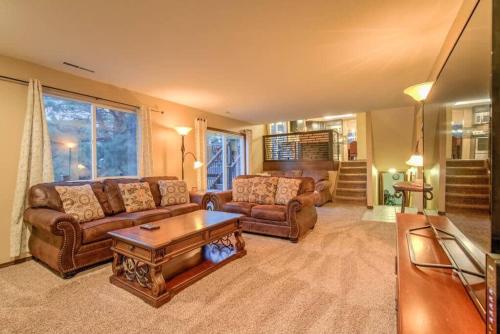 4BR Near USAFA Entertain w Lg Backyard & Hot Tub in Colorado Springs, USA