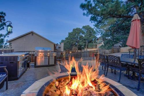 4BR Near USAFA Entertain w Lg Backyard & Hot Tub in Colorado Springs, USA