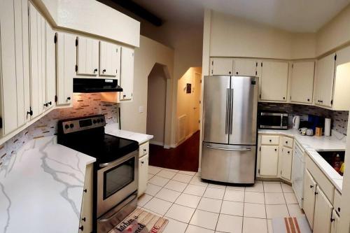 Eclectic Ranch Style Home - Sleeps 12 in Belleview, USA