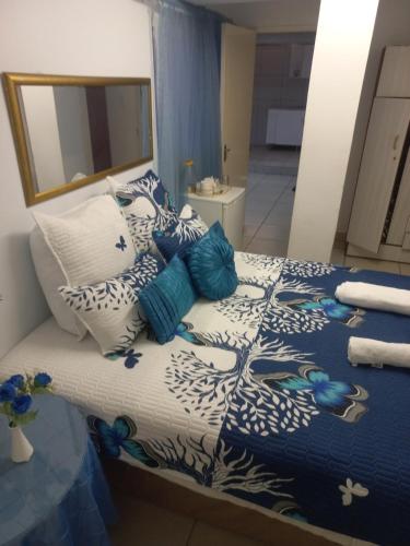 Room #1184150701 image 6