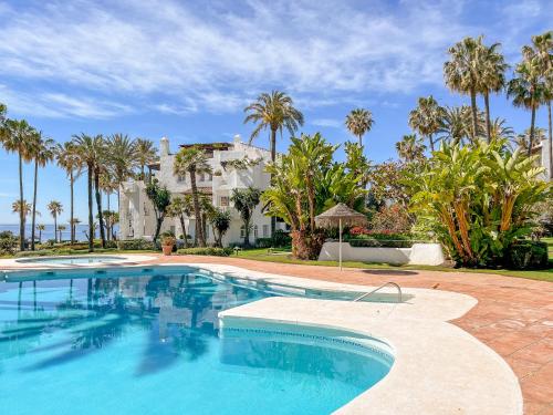 สระว่ายน้ำ, Hanami Alcazaba Beach Duplex Sea View in หาดอัลกาซาบา