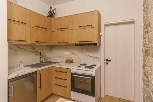 Kitchen, Bellus Residence! in Moires