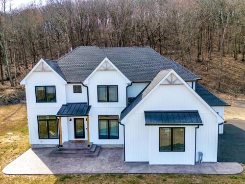 New Farmhouse, King Beds, Game Room, Hot Tub & View! in มอนตโกเมอรี (นิวยอร์ก)