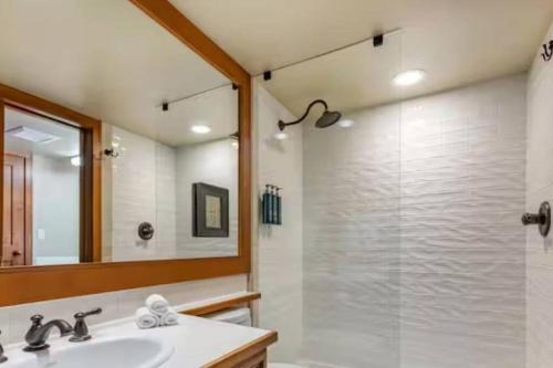 The Refuge Whistler - Ski unit Inside Hilton Grand Vacations, managed by HGVBO in Whistler, Canada
