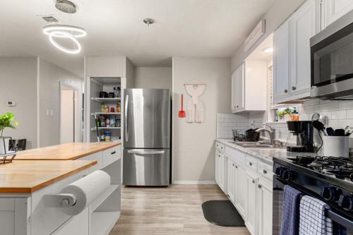 Cozy 3 bedroom with HOT TUB 2 min away from lackland in San Antonio, USA