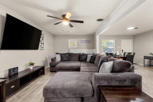 Cozy 3 bedroom with HOT TUB 2 min away from lackland in San Antonio, USA