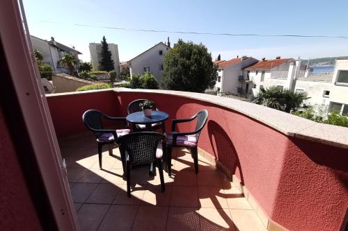 Two-Bedroom Apartment with Balcony and Sea View image 2