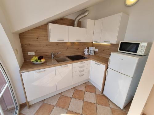 Two-Bedroom Apartment with Balcony and Sea View image 6