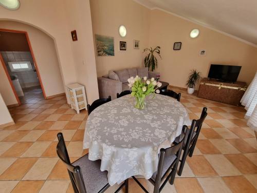Two-Bedroom Apartment with Balcony and Sea View image 4