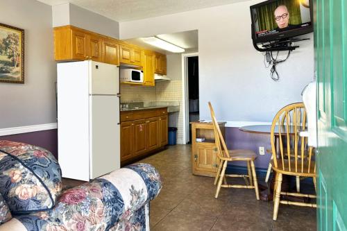 Coronada Inn & Suites - image 10