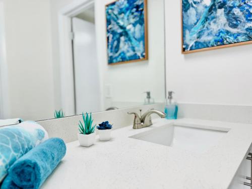 Coastal Charm: Waterfront with Free Parking - Walk to Beach in North Miami Beach, USA