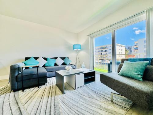 Coastal Charm: Waterfront with Free Parking - Walk to Beach in North Miami Beach, USA