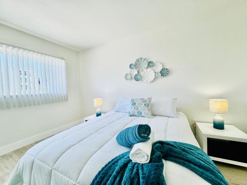 Coastal Charm: Waterfront with Free Parking - Walk to Beach in North Miami Beach, USA