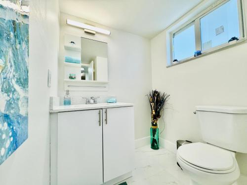 Coastal Charm: Waterfront with Free Parking - Walk to Beach in North Miami Beach, USA
