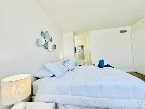 Coastal Charm: Waterfront with Free Parking - Walk to Beach in North Miami Beach, USA