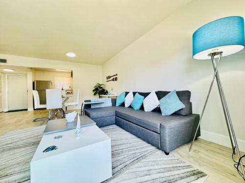 Coastal Charm: Waterfront with Free Parking - Walk to Beach in North Miami Beach, USA