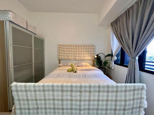 Charming Rustic Retreat with Cozy Interior and Sky Pool View Charming Rustic Retreat with Cozy Interior and Sky Pool View