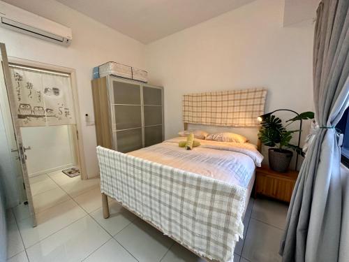 Charming Rustic Retreat with Cozy Interior and Sky Pool View Charming Rustic Retreat with Cozy Interior and Sky Pool View