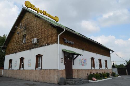 Ieeja, Transit Hotel in Dyakivtsi