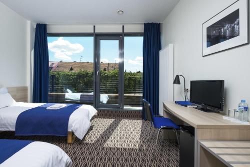 Double or Twin Room with Balcony image 6