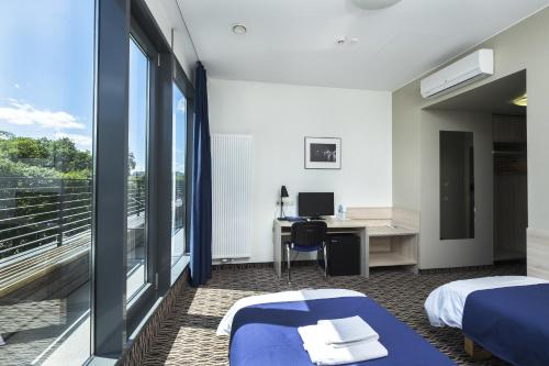 Double or Twin Room with Balcony image 5