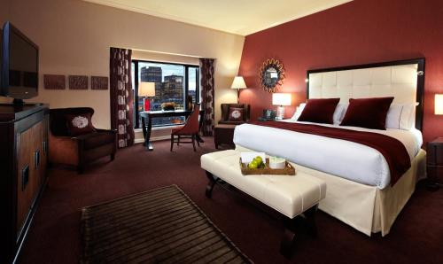 Premium King Room with View image 8