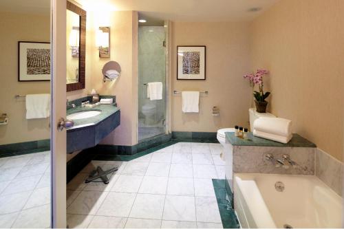 Classic King Room image 7