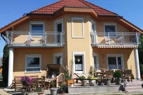 Moderne Ferienwohnung in Balatonfenyves mit Gepflegtem Garten