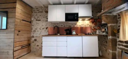 Kitchen, La Bergerie in Glenic