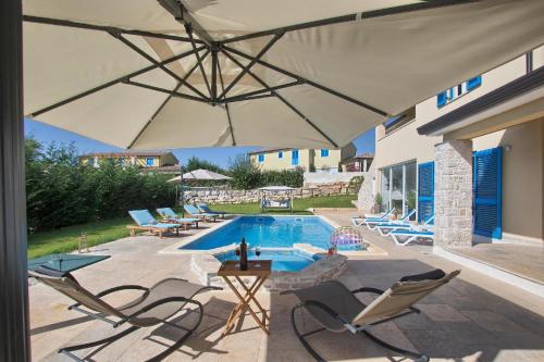 Ferienhaus mit Privatpool für 12 Personen ca 280 qm in Mužini, Istrien Binnenland von Istrien