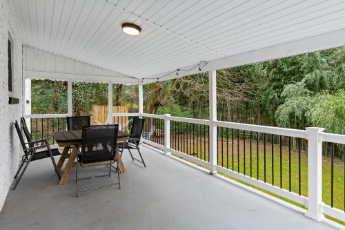 4-bedroom-Private cozy backyard w firepit