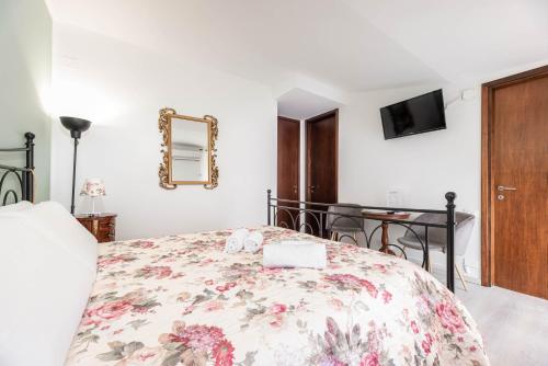 Double Room with Balcony image 5