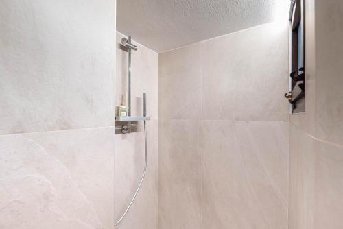 Double Room with Balcony image 7