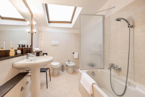 Classic Double Room image 2