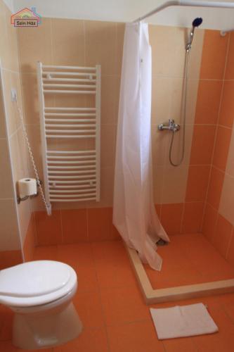 Bathroom, Szin-Haz Apartman in Kastelykert