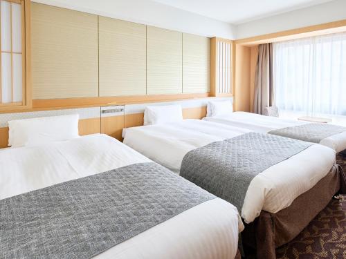 Superior Twin Room with Extra Bed - Non-Smoking image 6